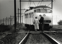 402747 Afbeelding van een ontspoord electrisch treinstel plan V )mat. 1964) van de N.S. tussen Gouda en Woerden, na een ...